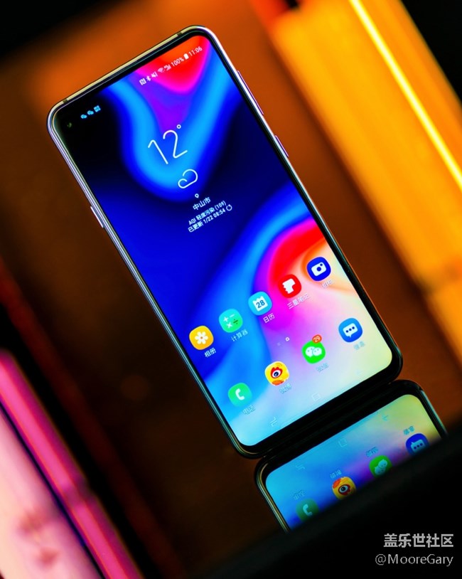 細節(jié)成就“黑瞳全視屏”，三星Galaxy A8s上手體驗