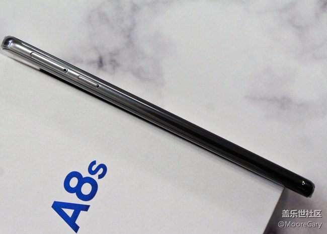 細節(jié)成就“黑瞳全視屏”，三星Galaxy A8s上手體驗