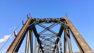 【工業(yè)化城市的印跡】+在一座廢棄的鋼廠橋畔