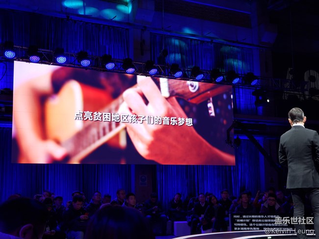 【Galaxy A8s星粉體驗(yàn)活動(dòng)】A8s上手，一個(gè)黑瞳，洞見未來。