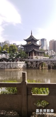 去甲秀樓看看。