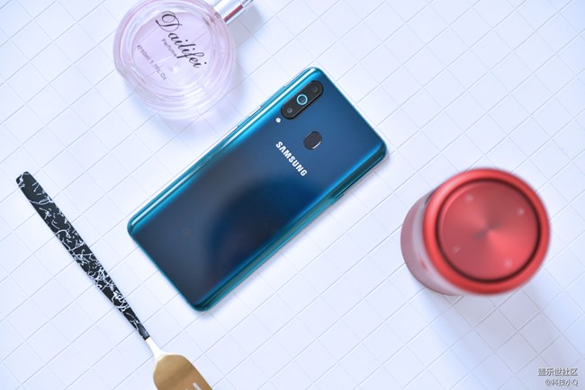 時(shí)尚年輕派！三星A8s展現(xiàn)強(qiáng)悍性能的一面