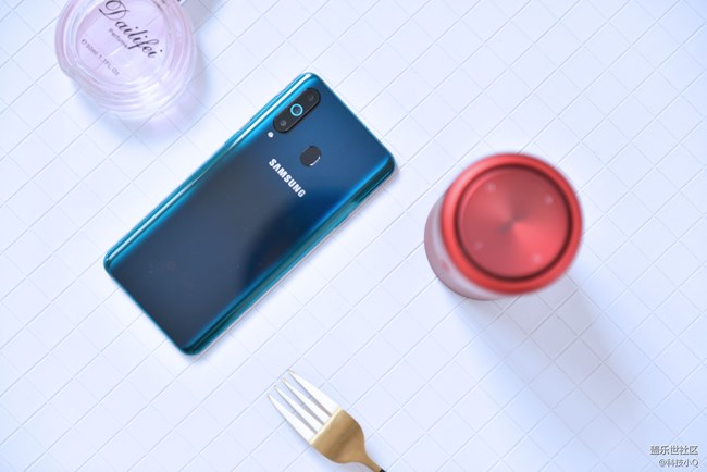 時(shí)尚年輕派！三星A8s展現(xiàn)強(qiáng)悍性能的一面