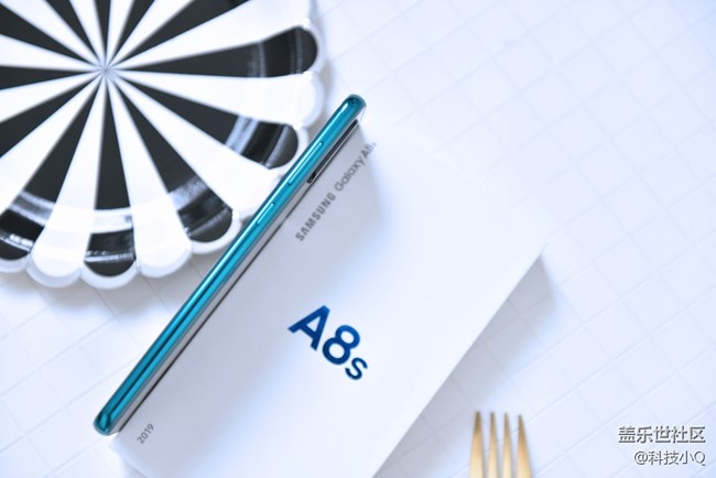 時(shí)尚年輕派！三星A8s展現(xiàn)強(qiáng)悍性能的一面