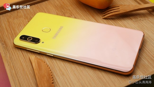 糖果漸變“有點(diǎn)芒“ 三星Galaxy A8s新色美圖賞