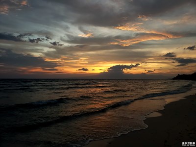 是天空的，也是海洋的。