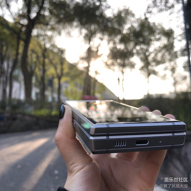 一個月“折疊”手機(jī)重度使用· 更貴的價格·不一樣的折疊 一個月“折疊”手機(jī)重度使用· 更貴的價格·不一樣的折疊