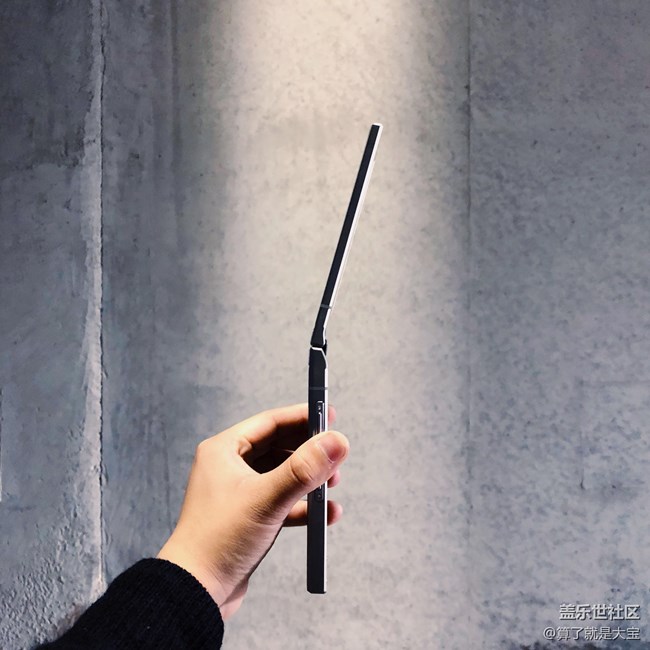 一個月“折疊”手機(jī)重度使用· 更貴的價格·不一樣的折疊 一個月“折疊”手機(jī)重度使用· 更貴的價格·不一樣的折疊