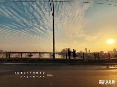 過江，突然找到了這美好的夕陽(yáng)。