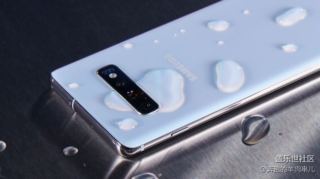 手機和女朋友掉水里，先救誰？