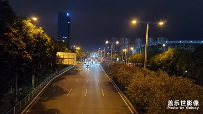 夜晚的公路