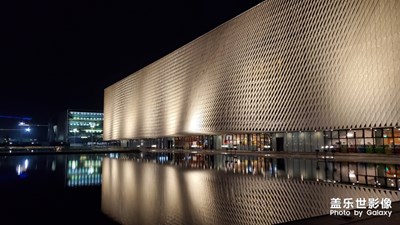 夜晚的寶安圖書館