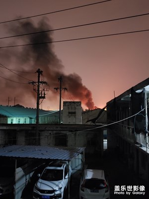 夜光也清晰，實拍油罐車大爆炸。