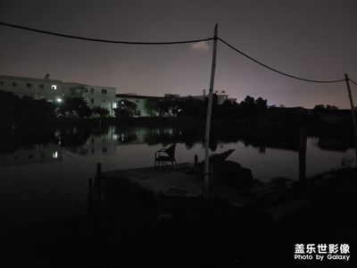水是靜波平，卻有蛙聲聞。一椅空無人，只見城市光