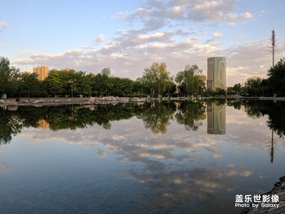 傍晚在十分小區(qū)邊上的帶狀公園，春意盎然，清雅別致