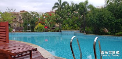 雨中的小區(qū)，