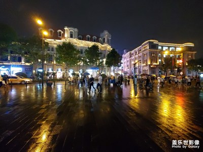 夜晚，雨下的江漢路