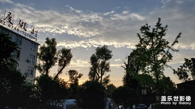 夕陽、樹、小村莊…