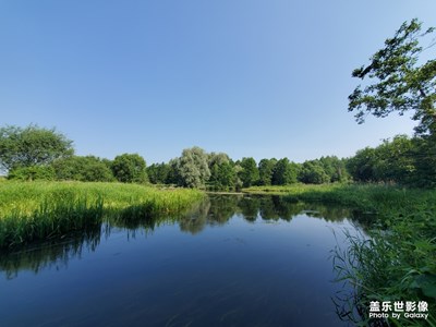 山映斜陽天接水，浮云一片洗閑愁