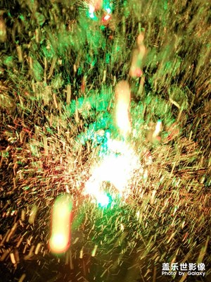 【S10拍噴泉】有人問你手機(jī)不怕水嗎？