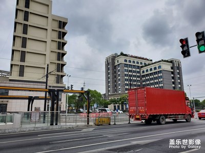 手拿著s10+拍照其實(shí)是一種享受