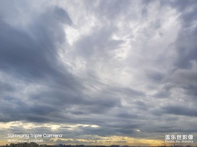 拍了在旋轉的云