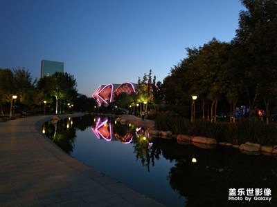 夏季的晚上的街頭公園