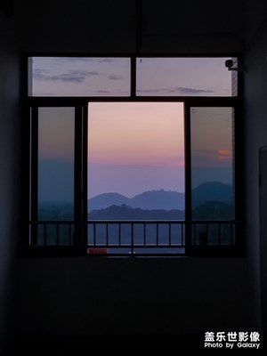 窗口晚霞