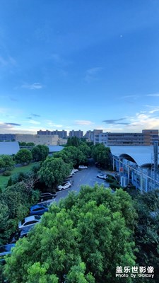 下午好，張江的樓下。