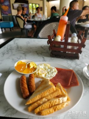 享受早餐的陽(yáng)光?