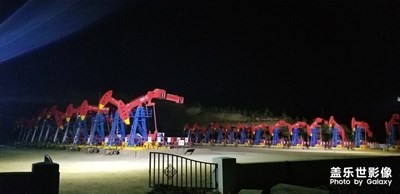 夜色中抽油機