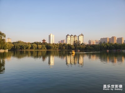 【你眼中的美景】美麗的公園和五彩大麗花