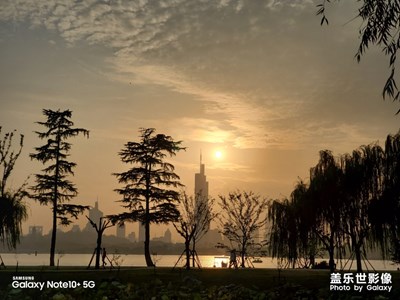 夕陽(yáng)下的南京情侶園