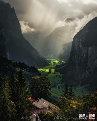 神秘的雨后山谷