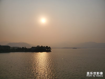 周末去湖邊散步，隨手拍個逆光