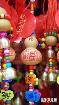 又到一年春節(jié)時，中國紅。