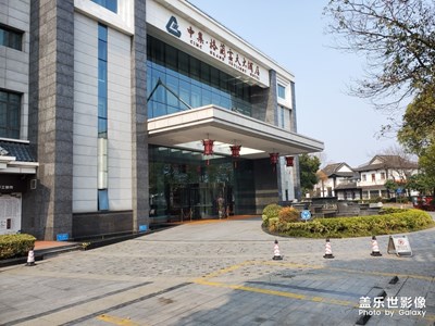 出來曬太陽一個(gè)人都沒有