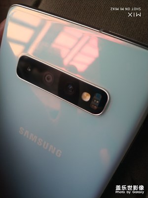 攝像頭好像有一部分碎了