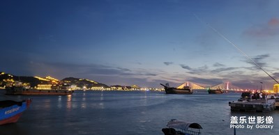 傍晚時(shí)分的海濱長(zhǎng)廊