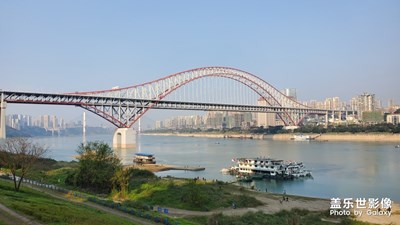 天氣不錯江邊透口氣