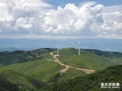 站的高望的遠(yuǎn) 高山上看下去的景色就不一樣