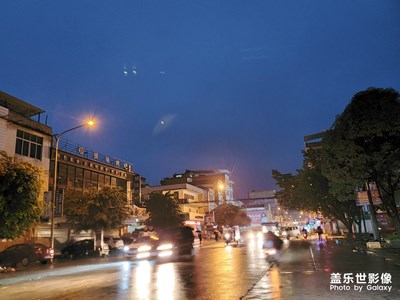 夜雨下的夜景模式，不一樣的風(fēng)景 。