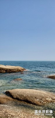 海邊人漸漸多起來(lái)了