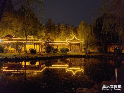 夜里的公園別有一番滋味在心頭。