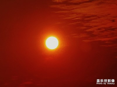 暮色暗淡，殘陽如血