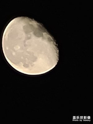 手持拍月亮...