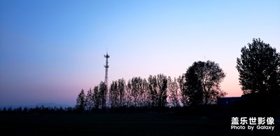 暮色四合，最后一抹斜陽還留戀地?fù)崦仄骄€