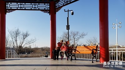 來(lái)，喝點(diǎn)水。