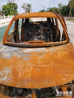 【希望】＋偏遠(yuǎn)小路上的廢車(chē)