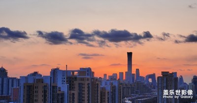 全國最高疫情風(fēng)險朝陽區(qū)的傍晚天際線